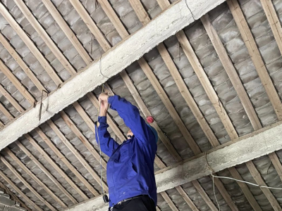 村企合作送安全——關(guān)愛(ài)孤老，電力維修志愿服務(wù)